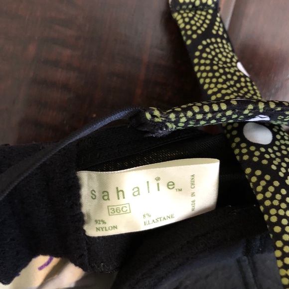 💚🖤💚🖤 Top with built in bra!  🖤💚🖤💚 - Picture 2 of 4